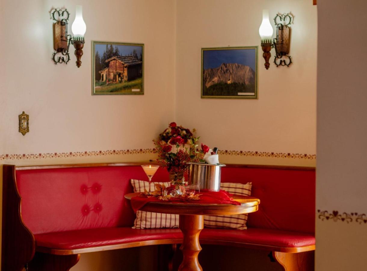 Tirol Hotel *